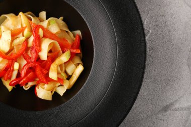 sebzeli ve peynirli makarna.,