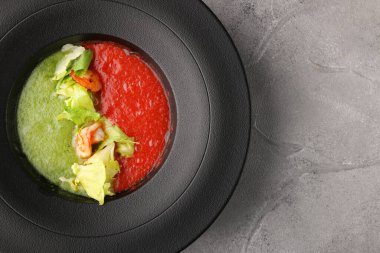 Gazpacho çorbası manzaralı. Domates ve salatalık. Yeşil çorba. Salata ve karides ile.