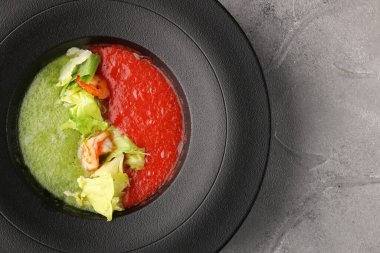 Gazpacho çorbası manzaralı. Domates ve salatalık. Yeşil çorba. Salata ve karides ile.