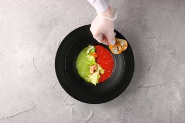 Domates çorbası, eller yukarıda..