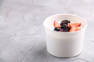 Hindistan cevizi sütü ve taze böğürtlenli yulaf ezmesi. Hafif arkaplanda hindistan cevizi lapası.