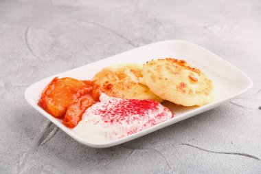 Ekşi kremalı ve şeftalili peynirli krep. Tabakta süzme peynirli krep ve açık arkaplan. sağlıklı kahvaltı konsepti.