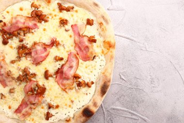 Domatesli, mantarlı, pastırmalı ve peynirli leziz taze pizza. Üst görünüm