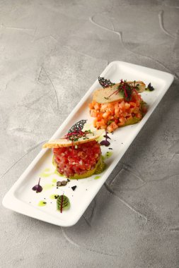 Somon ve ton balıklı tartar. Japon hafif yemeği. mikroyeşil sağlıklı yiyecekler