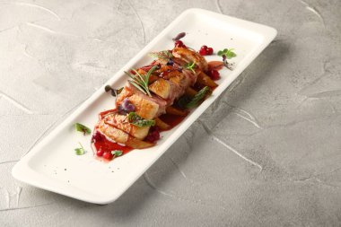 Mikro yeşil ile sulu ördek göğsü bifteği. Restoran yemeği. Yakın çekim