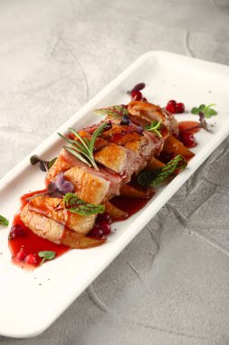 Mikro yeşil ile sulu ördek göğsü bifteği. Restoran yemeği. Yakın çekim