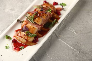 Mikro yeşil ile sulu ördek göğsü bifteği. Restoran yemeği. Yakın çekim