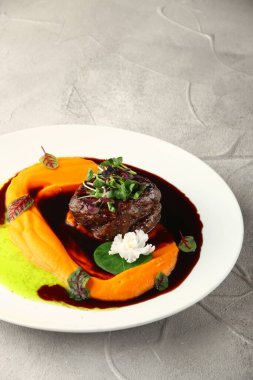 Fileminyon restoranı. Mikroyeşillik servisi. Yakın plan.