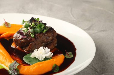 Fileminyon restoranı. Mikroyeşillik servisi. Yakın plan.