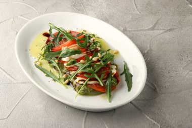 mozzarella roka ve pesto soslu kapuçino salatası.