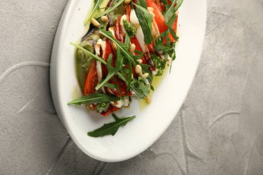 mozzarella roka ve pesto soslu kapuçino salatası.