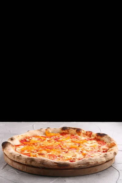 마르게리타가 배경에 있습니다 Homemade Pizza Margarita Tomatoes Basil Mozzarela Cheese — 스톡 사진
