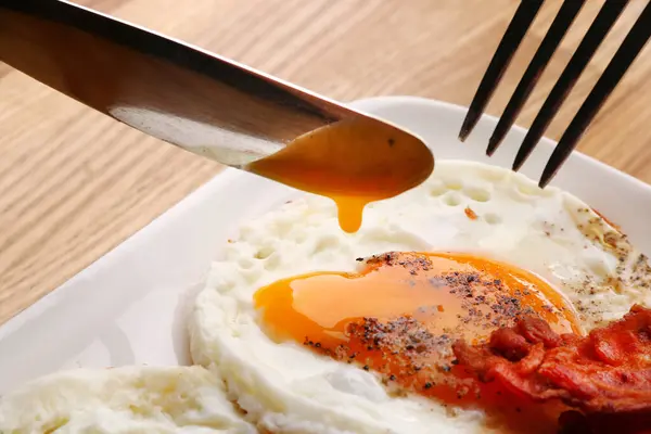 Snídaně Nebo Oběd Smaženými Vejci Dřevěném Pozadí Nůž Krájení Vejce — Stock fotografie