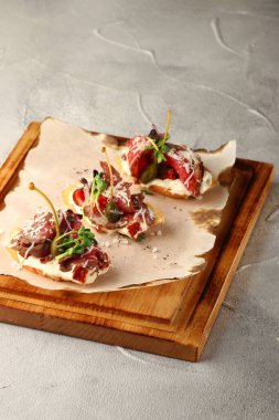 Dana etli bruschetta. Geleneksel İspanyol mezeleri. Üç tapas oon ahşap set ve siyah izole arka plan.