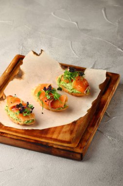 Somon ve avokado soslu bruschetta. Lezzetli bruschetta ya da kızarmış somon soslu baget ve mikroyeşil kanepe..