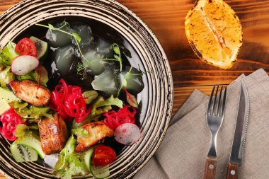 Tahta masada sebzeli zander salatası. Balık ve bira için limon. Öğle yemeği manzarası.