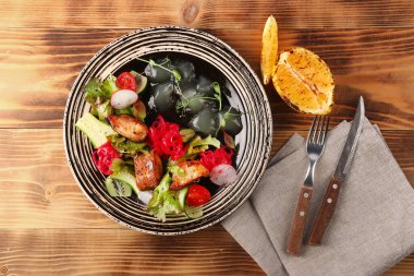 Tahta masada sebzeli zander salatası. Balık ve bira için limon. Öğle yemeği manzarası.