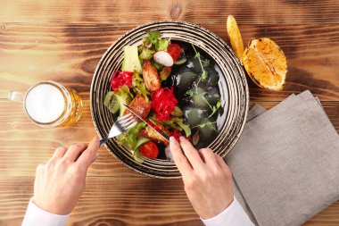 Tahta masada sebzeli zander salatası. Balık ve bira için limon. akşam yemeği ya da öğle yemeği ellerimle