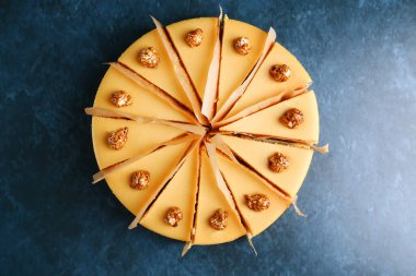 Patlamış mısır ve mavi mermer arka planda tuzlu karamel soslu karamel peynirli kek. Porsiyonlu patlamış mısır..