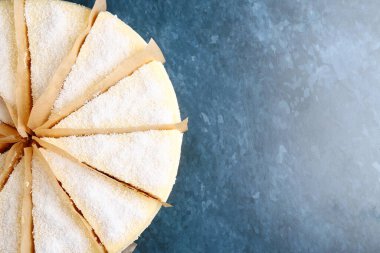Hindistan cevizli lezzetli cheesecake mavi mermer arka planda.