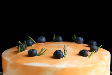 böğürtlenli turta ve biberiye yakın plan.