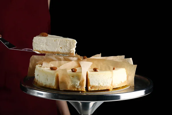 Cheesecake Med Mandel Konditor Håller Dessert Konditorispade Klassisk Dessert Cheesecake — Stockfoto