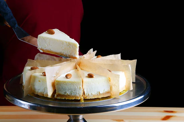 Cheesecake Med Mandel Konditor Håller Dessert Konditorispade Klassisk Dessert Cheesecake — Stockfoto
