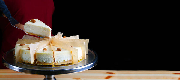 Tarta Queso Con Almendras Confitero Celebrar Postre Pala Pastelería Tarta — Foto de Stock