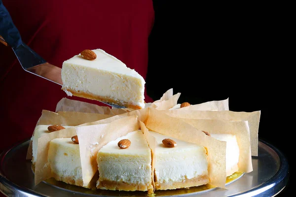 Cheesecake Isolerad Svart Efterrätt Med Hel Mandel — Stockfoto