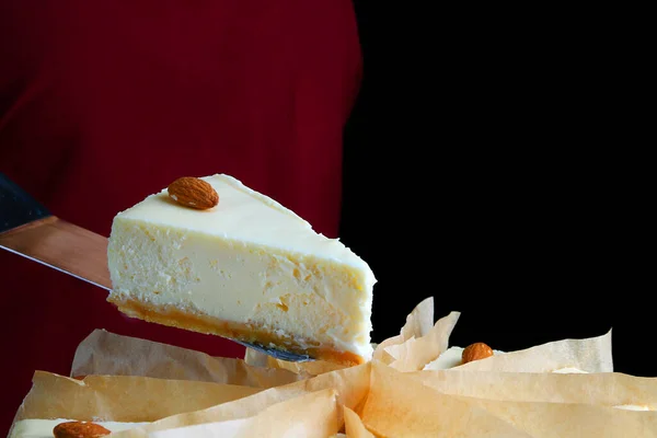 Cheesecake Närbild Isolerad Svart Efterrätt Med Hel Mandel — Stockfoto