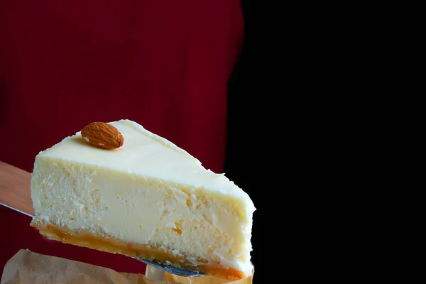 Cheesecake Närbild Isolerad Svart Efterrätt Med Hel Mandel — Stockfoto