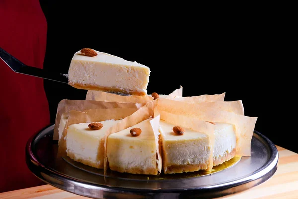 Cheesecake Närbild Isolerad Svart Efterrätt Med Hel Mandel — Stockfoto