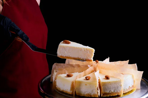 Cheesecake Närbild Isolerad Svart Efterrätt Med Hel Mandel — Stockfoto