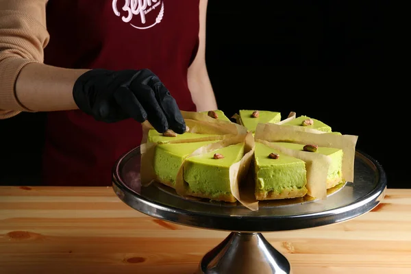 Pistaschcheesecake Mörk Bakgrund Grön Cheesecake Portion Skära Dessert Närbild — Stockfoto