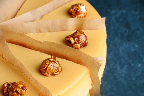Kolaost Cheesecake Med Popcorn Och Saltad Kolasås Blå Marmor Bakgrund — Stockfoto