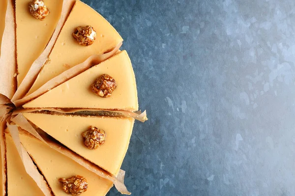Kolaost Cheesecake Med Popcorn Och Saltad Kolasås Blå Marmor Bakgrund — Stockfoto