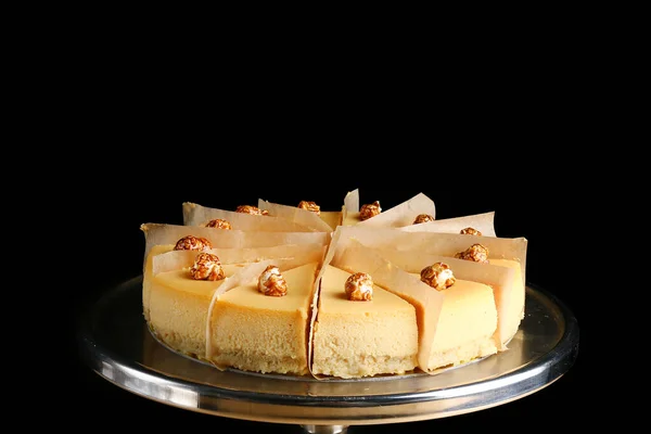 Cheesecake Dekorera Popcorn Svart Bakgrund Kola Dessert Stativ Och Träbord — Stockfoto