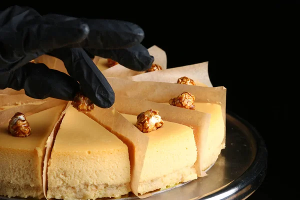 Kwarktaart Versieren Popcorn Zwarte Achtergrond Karamel Dessert Standaard Houten Tafel — Stockfoto