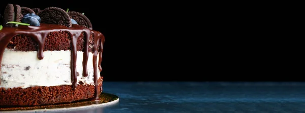 Bisküvili kek. Çikolatalı kurabiye ve kremalı bisküvi ile kremalı peynirli kek..