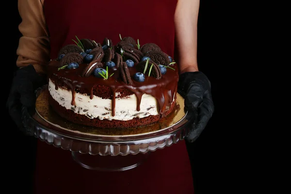 Donna Tenere Torta Mousse Oreo Primo Piano Sfondo Nero Banner — Foto Stock