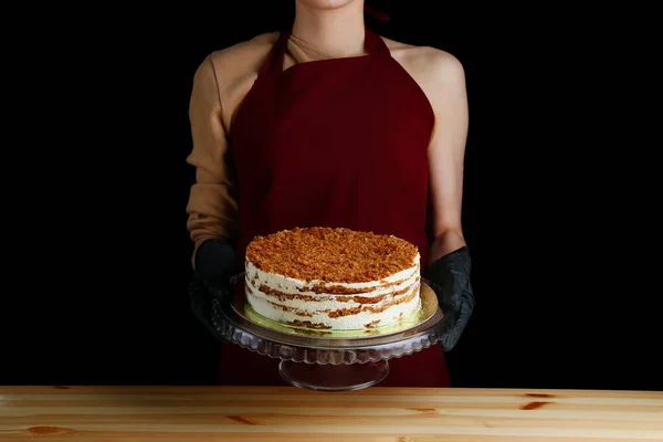 Cozinheira Feminina Segura Bolo Decorado Com Flores Em Fundo