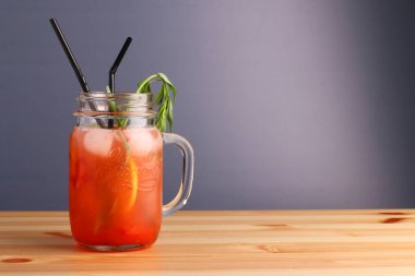 Meyve ve turunçgil kokteyli. Tahta masada narenciye ile alkolsüz yaz içkileri