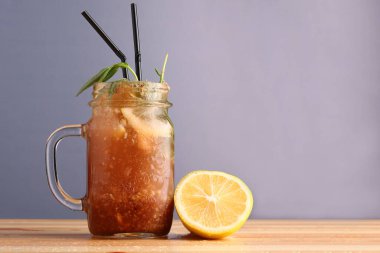 tarhun ve limonata kokteyli konsepti. Alkolsüz, narenciyeli yaz içecekleri, ahşap masada. Lezzetli doğa yaz ferahlatıcı bardakta içki