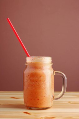 meyve ve böğürtlen püresi ahşap masada. Uzayı kopyala Çiğ, vejetaryen, yemek konsepti. Taze malzemeli sağlıklı içecekler.