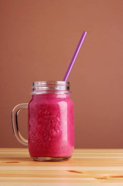 Pancar püresi ahşap masada. Uzayı kopyala Çiğ, vejetaryen,