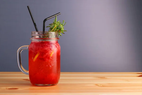 Cóctel Bayas Cítricos Bebidas Alcohólicas Verano Con Cítricos Sobre Mesa — Foto de Stock