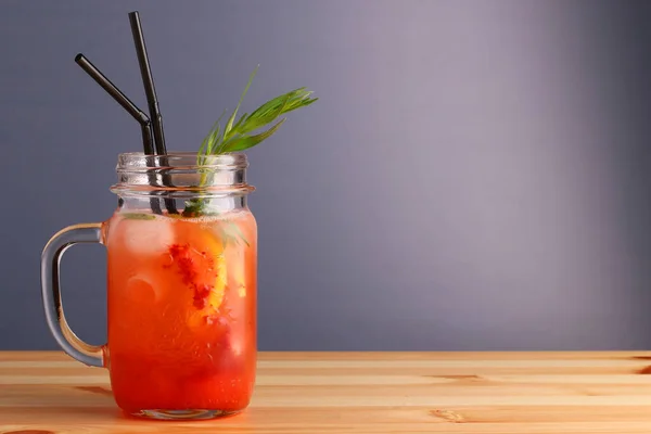 Cóctel Bayas Cítricos Bebidas Alcohólicas Verano Con Cítricos Sobre Mesa — Foto de Stock