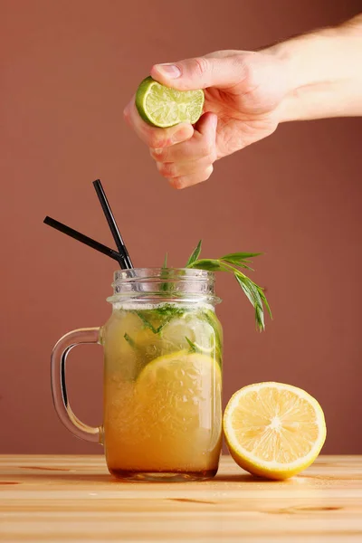 塔拉贡和柑橘鸡尾酒柠檬水的概念 不含酒精的柑橘类夏季饮料 有柑橘类放在木制桌子上 美味可口的大自然夏季清凉的饮料 — 图库照片