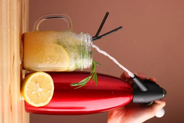 Cantinero Macho Hace Cóctel Cítricos Bebidas Alcohólicas Verano Con Cítricos — Foto de Stock