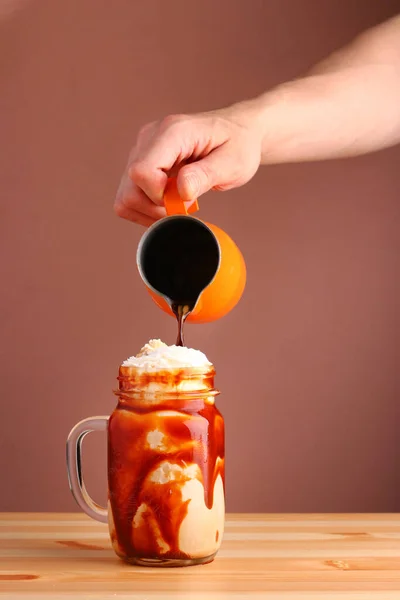 Milkshake frappuccino 'ya kahve dolduruyorum. Soğuk kahve frappe frappuccino, kremalı ve karamel şuruplu. Tuzlu karamel.